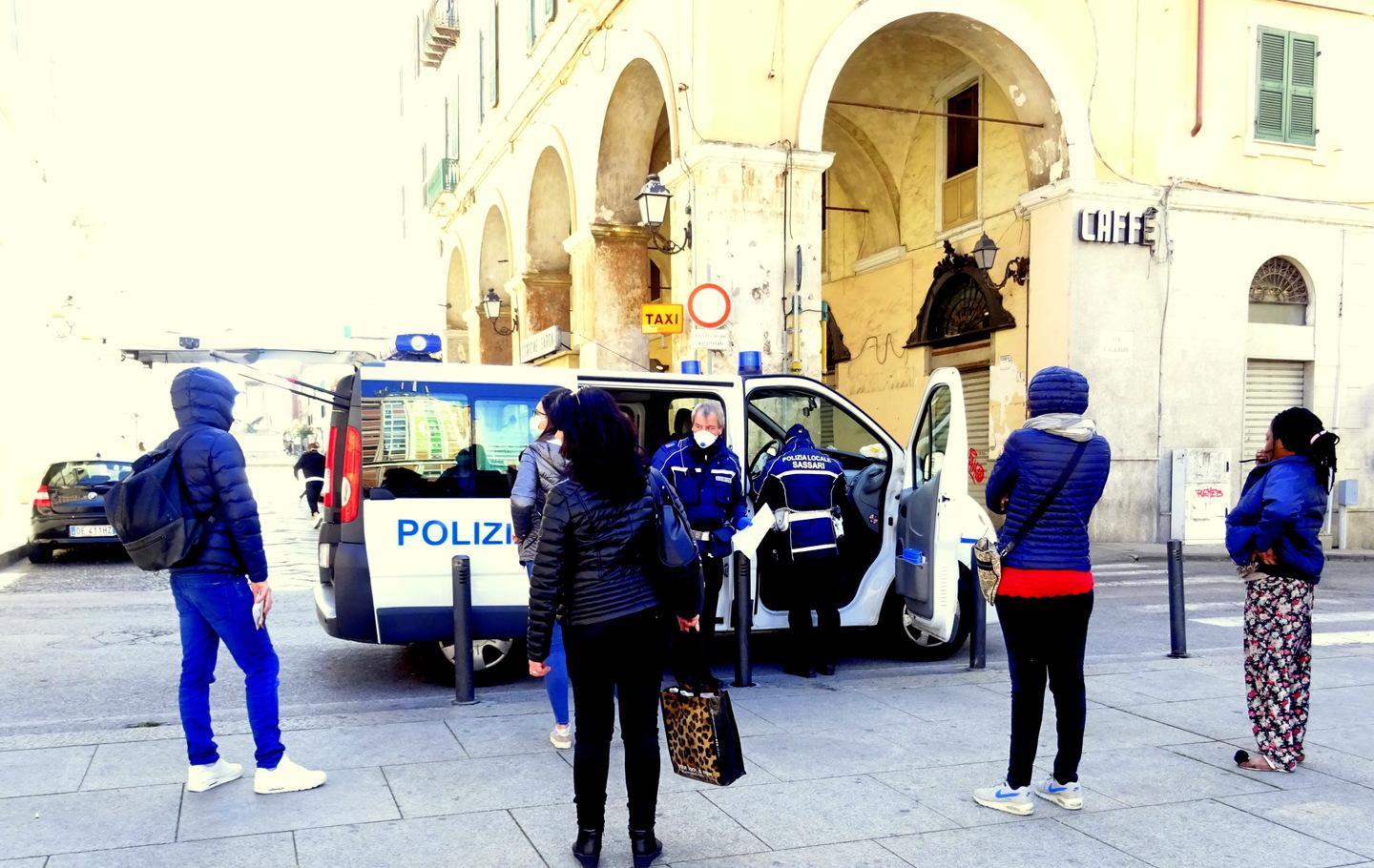 A spasso in centro e al bar, altre cinque denunce 