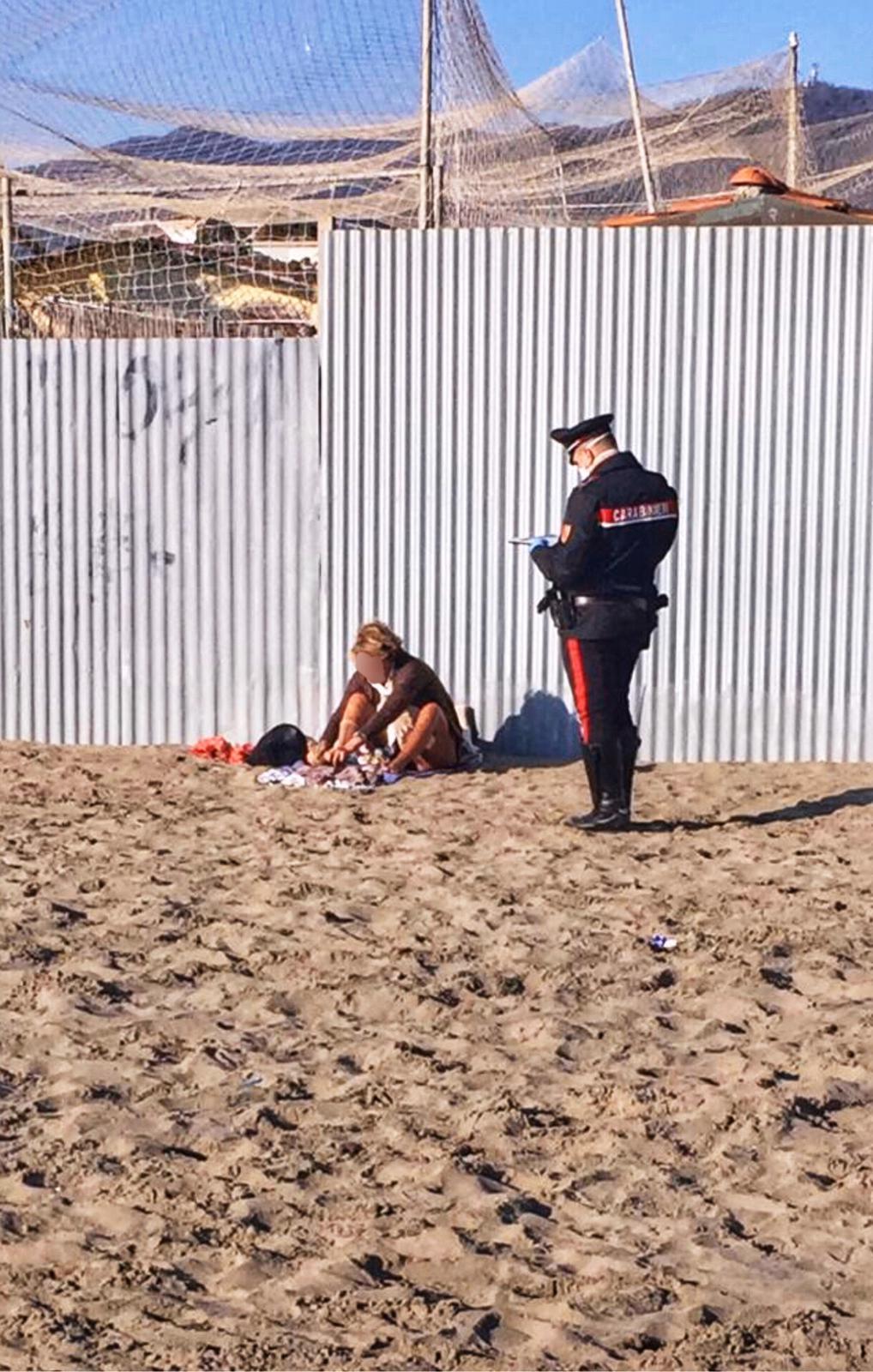 C’è il divieto, ma va a prendere il sole nudo