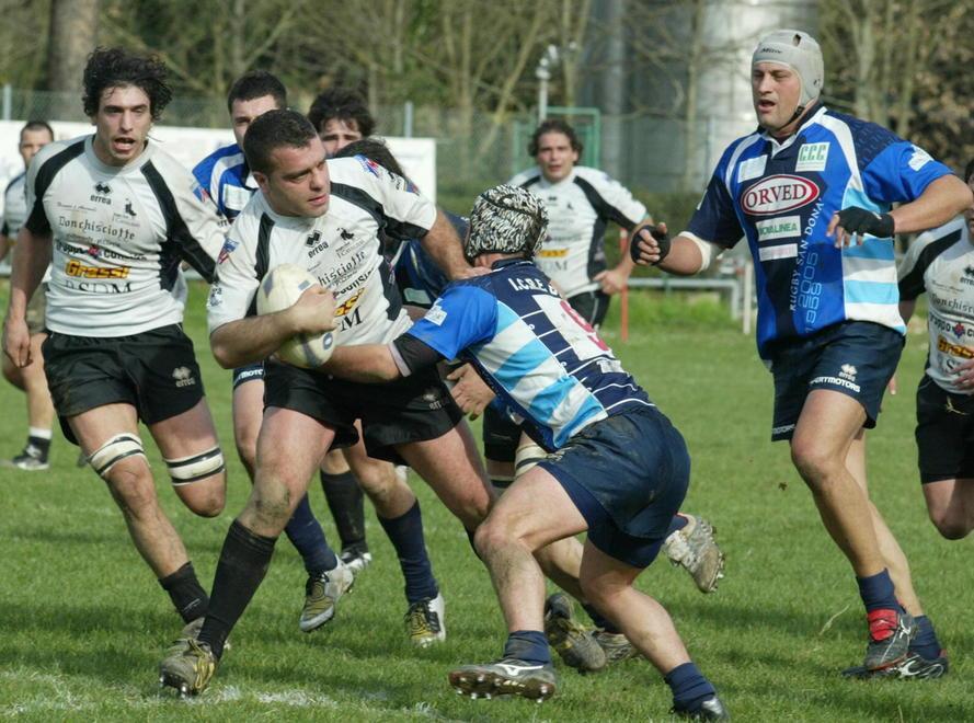 Carmelo Mattei in possesso di ovale e con la maglia dei Cavalieri Prato (Foto Batavia)