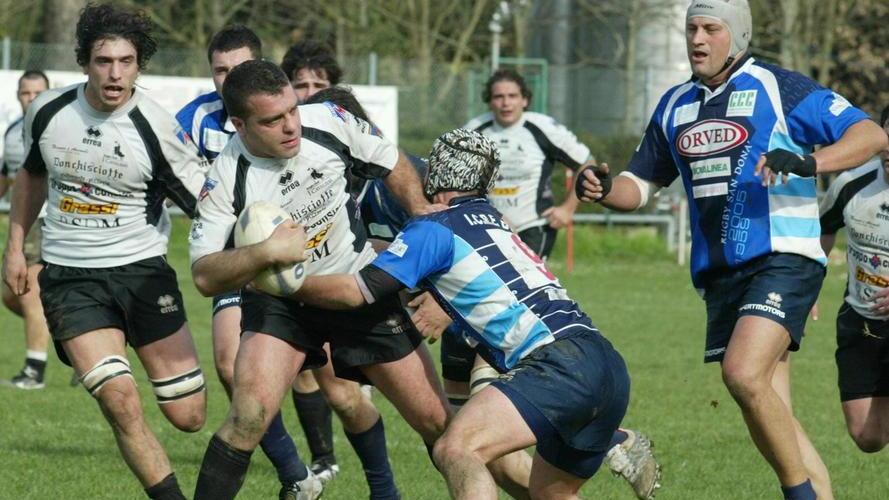Carmelo Mattei in possesso di ovale e con la maglia dei Cavalieri Prato (Foto Batavia)