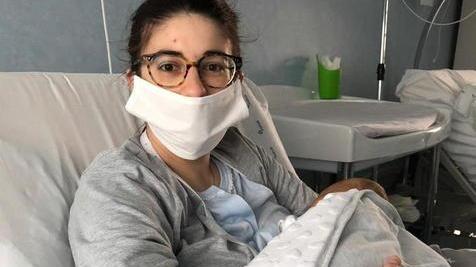 Il fiocco celeste che squarcia il buio assoluto, Alice e il piccolo Tommaso: un parto “blindato”