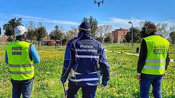 Con il drone sopra la città a caccia di assembramenti