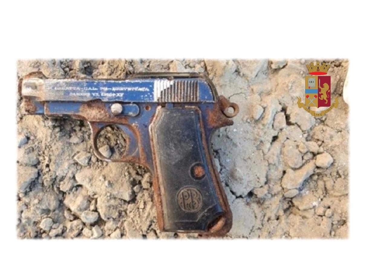 Pistola rubata trovata sotterrata alle ex Reggiane