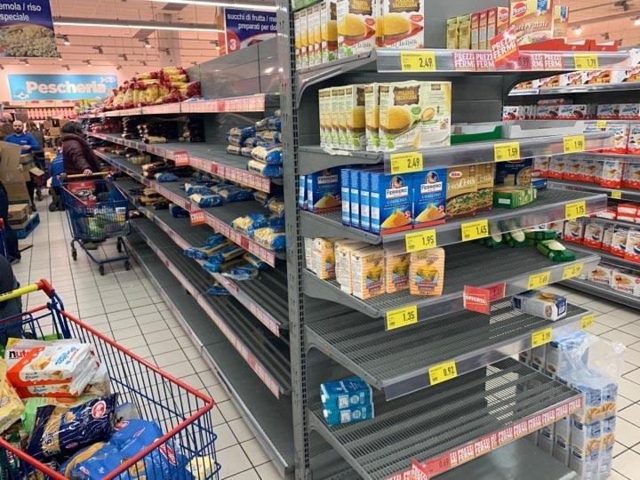 Tossisce al supermercato: «Non entra più senza mascherina» 