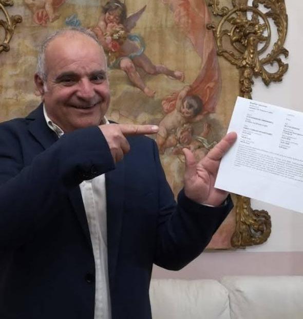 Il direttore sportivo Ennio Pollastrini mostra la ricevuta del versamento