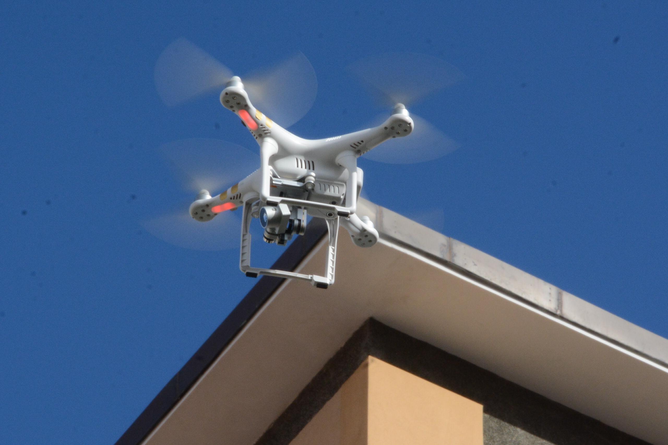 Sassari, festa tra studenti sul terrazzo: scoperti con il drone dalla polizia locale 