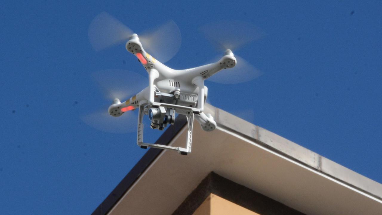 Sassari, festa tra studenti sul terrazzo: scoperti con il drone dalla polizia locale 