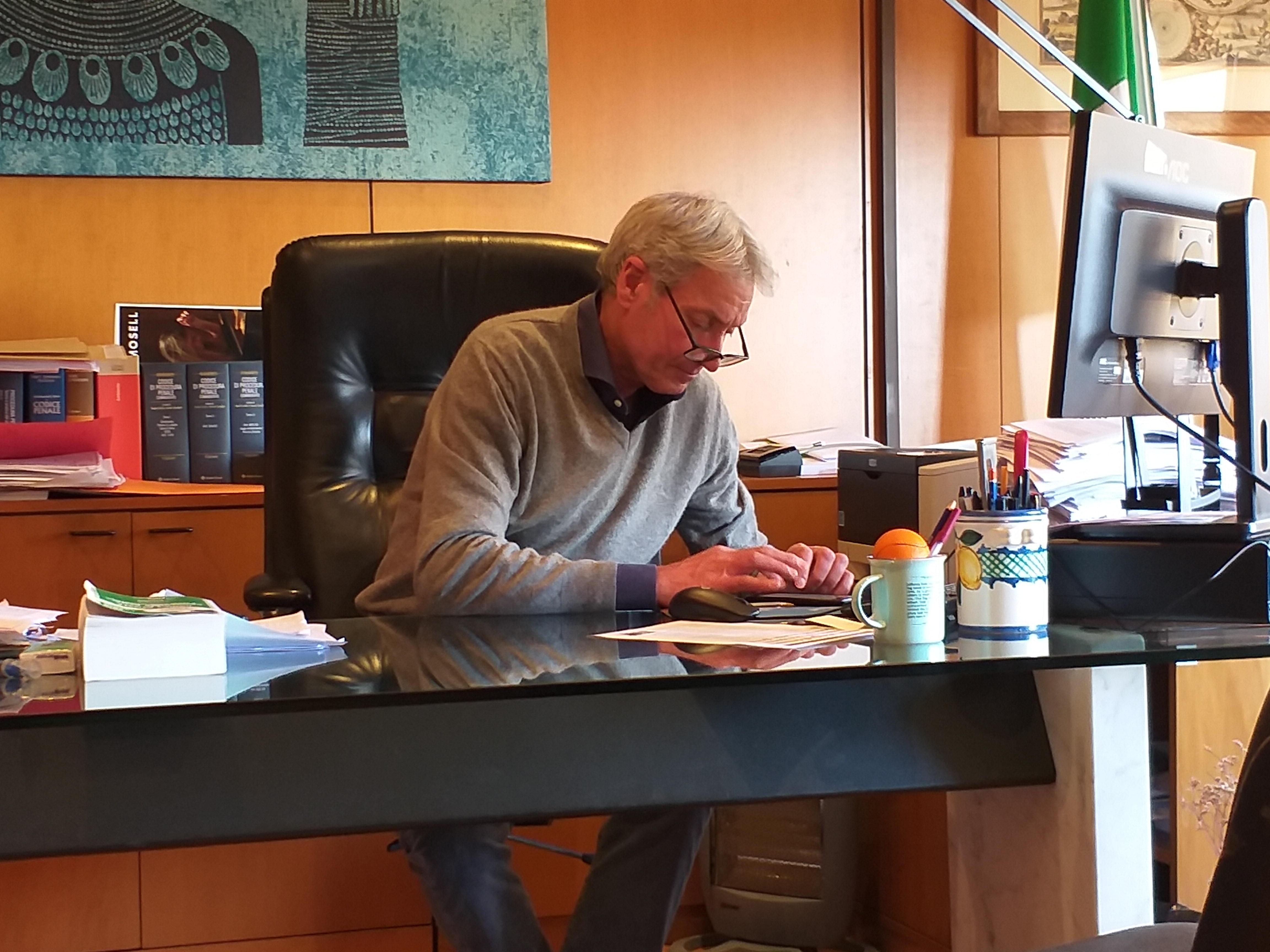 Il procuratore Giuseppe Nicolosi nel suo ufficio al terzo piano del Palazzo di giustizia