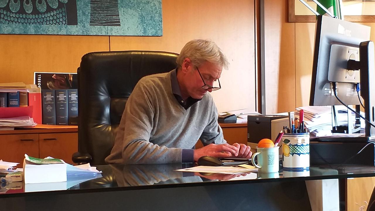 Il procuratore Giuseppe Nicolosi nel suo ufficio al terzo piano del Palazzo di giustizia