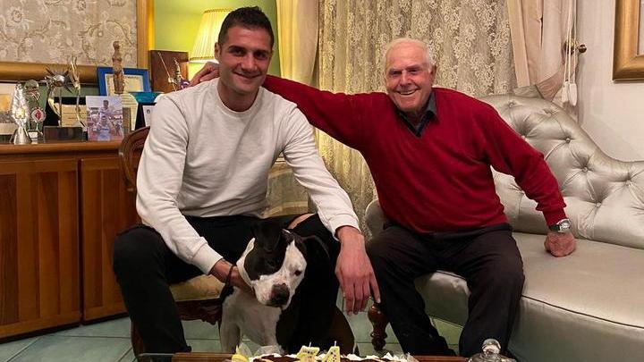 Iadaresta festeggia i 34 anni in casa con il cane e il nonno