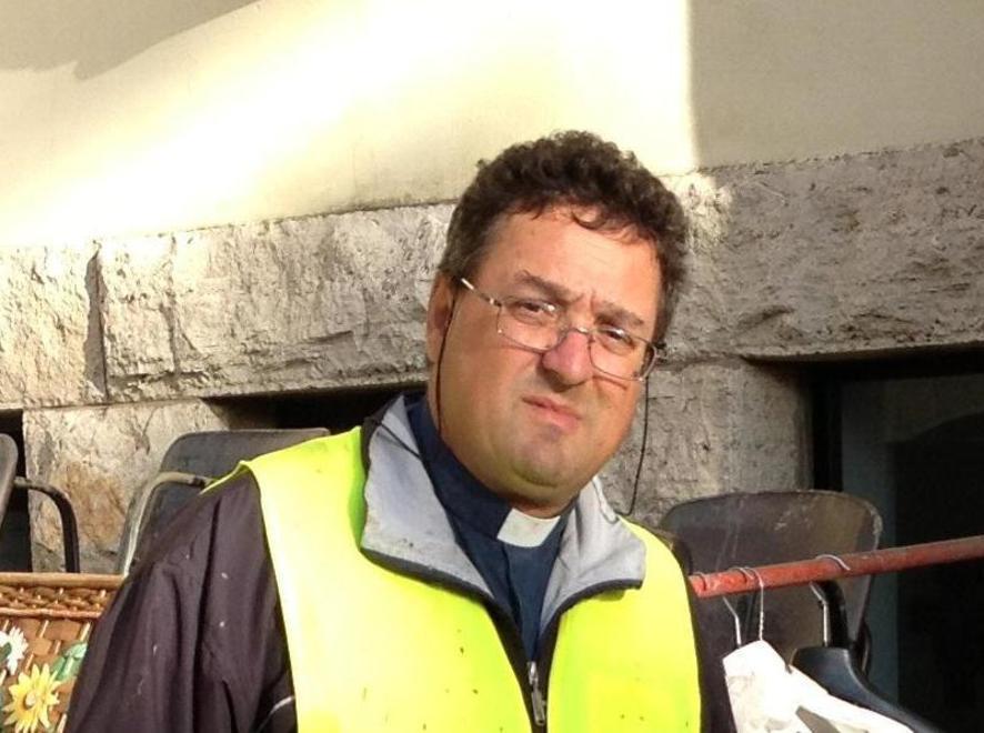 Le signore del paese con ago e filo cuciono protezioni per i volontari
