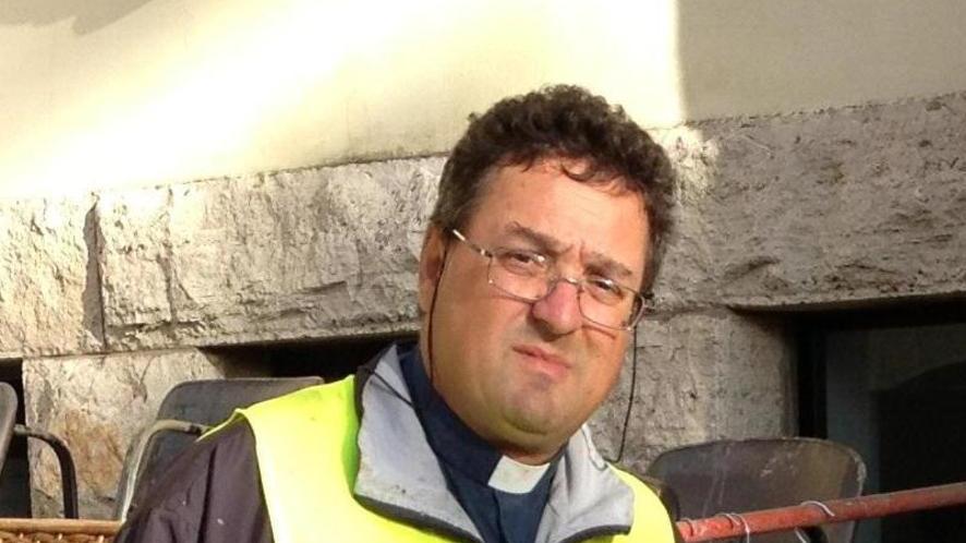 Le signore del paese con ago e filo cuciono protezioni per i volontari