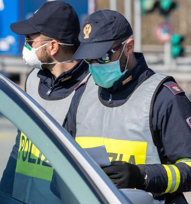 Aggredisce i poliziotti che l’hanno fermato mentre guida ubriaco 