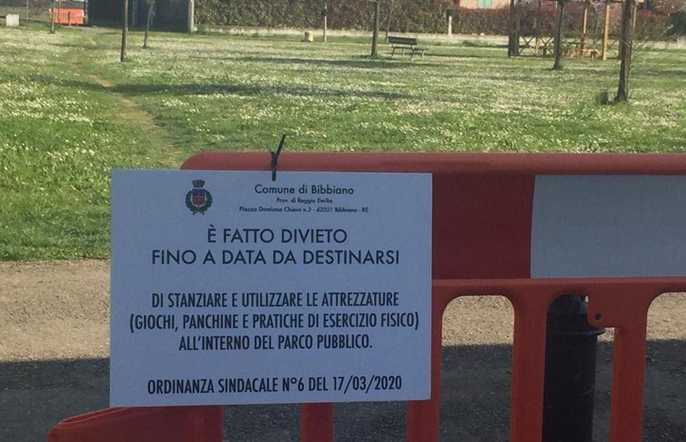 Tutti chiusi i parchi recintati Solo transito in quelli aperti 
