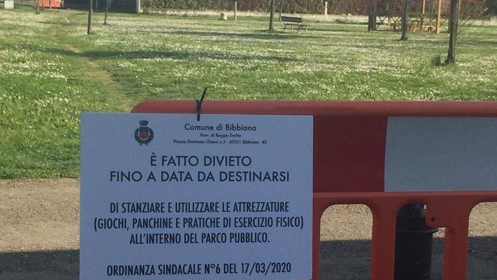 Tutti chiusi i parchi recintati Solo transito in quelli aperti