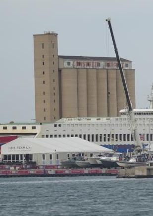 Ineos saluta Cagliari ma dona le sue scorte agli enti benefici