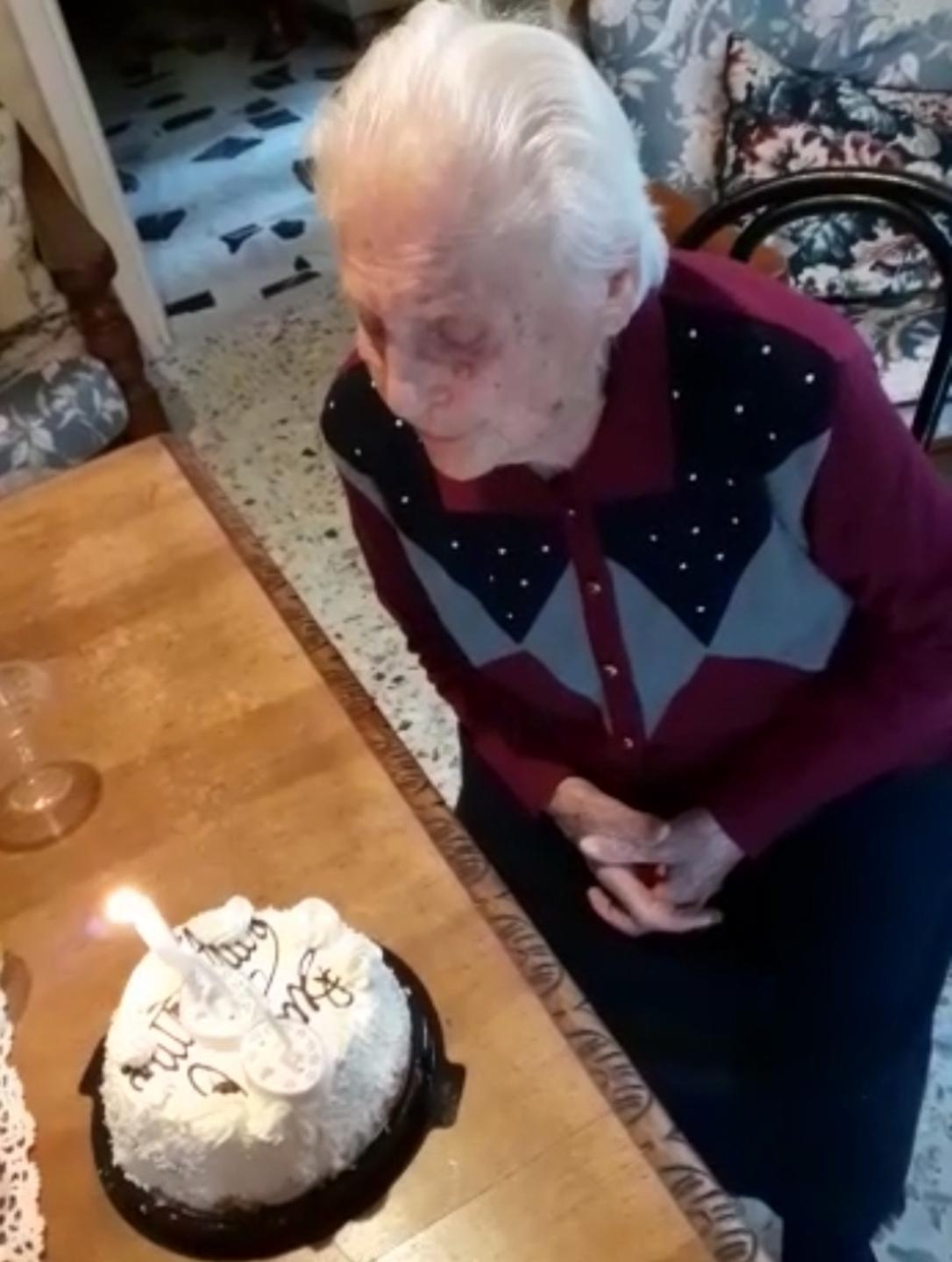 Champagne e torta per i 109 anni di tzia Nicolosa 