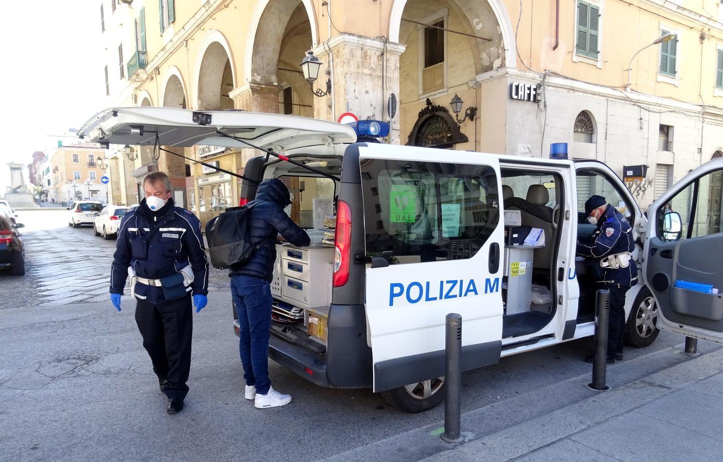 Caffè ai clienti della tabaccheria, titolare nei guai 