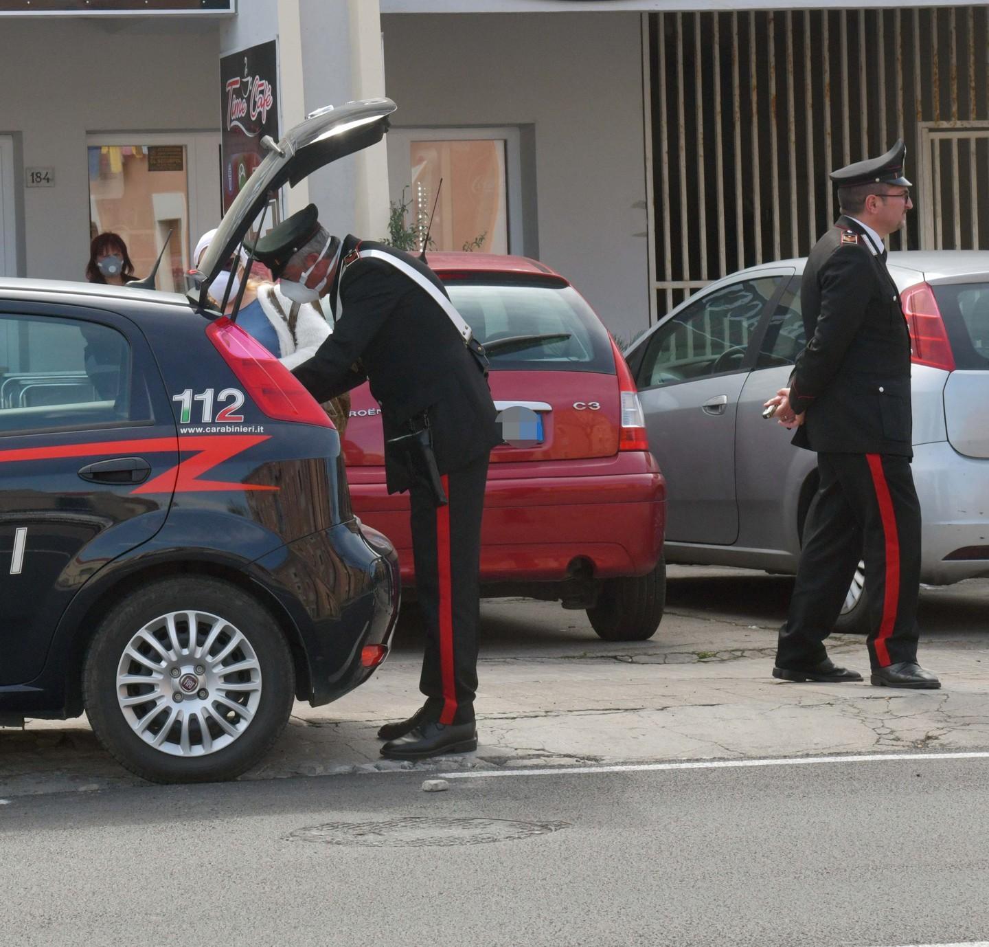 Droga e tre pistole nell’auto: arrestato 
