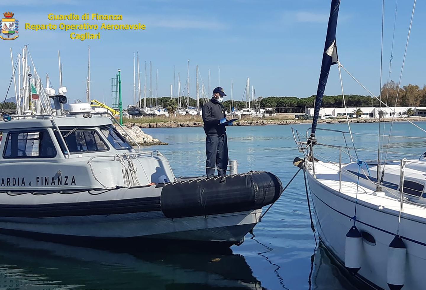 Arriva abusivamente da Lodi e fugge in barca da Stintino: bloccato a Castelsardo
