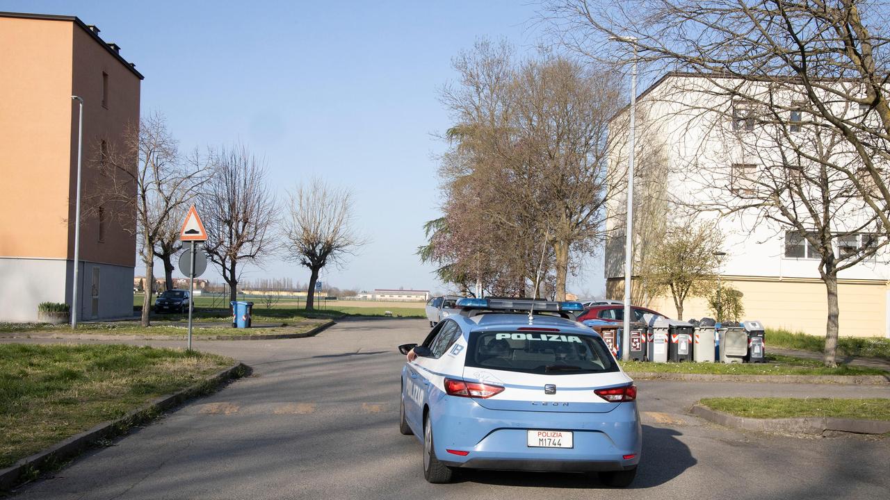 Altre denunce nel modenese. Seduti sulla panchina con la birra «Stare a casa? Noi siamo immuni»