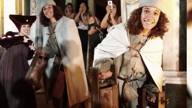 Una performance degli studenti dell'istituto Ferraris-Brunelleschi in occasione del "volo del ciuco"