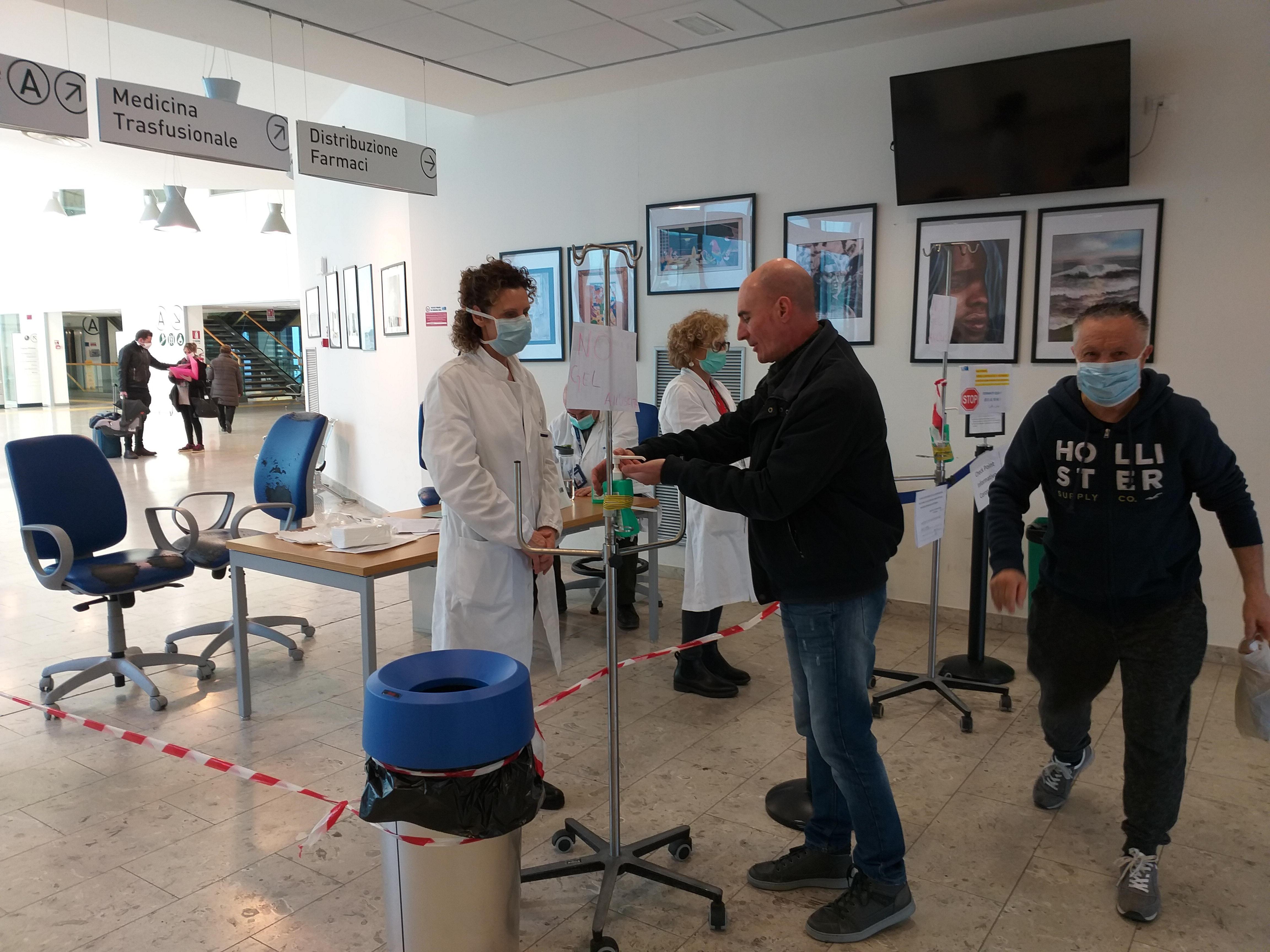 Il check point all'ingresso dell'ospedale Santo Stefano