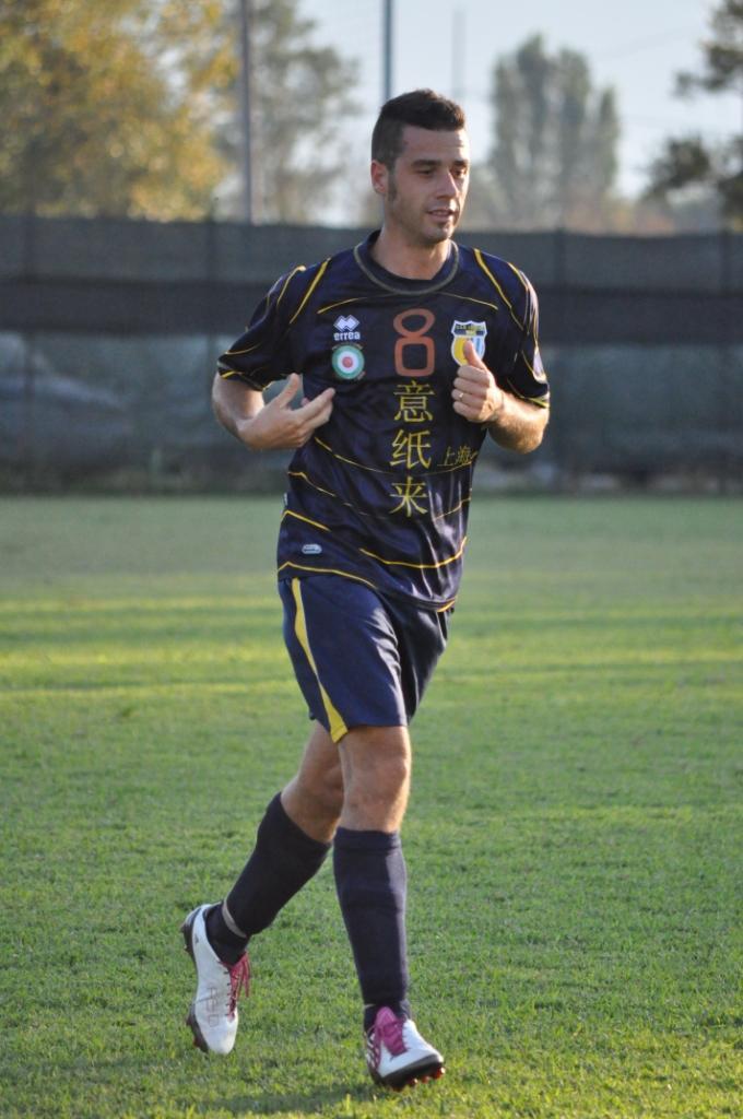 Daniele Bagnatori impegnato sul campo di calcio