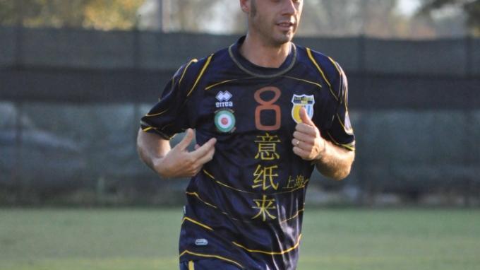 Daniele Bagnatori impegnato sul campo di calcio