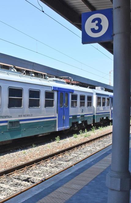 Fermata in stazione, sputa agli agenti. In tutta la città i controlli crescono 