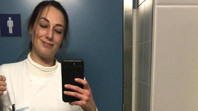 Virginia Aliboni in un selfie di fronte allo specchio con il pollice alzato: una sorta di ok alla sua prima donazione di sangue