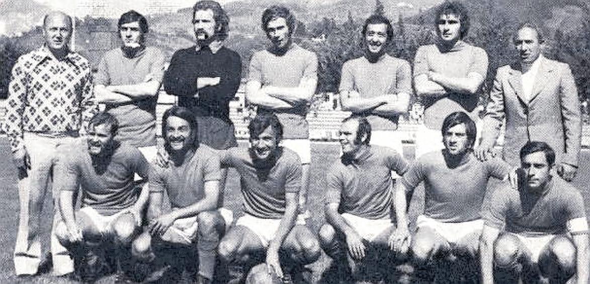 LKuciano Federici, ultimo in basso a sinistra, con la fascia da capitano nella Carrarese 71-72
