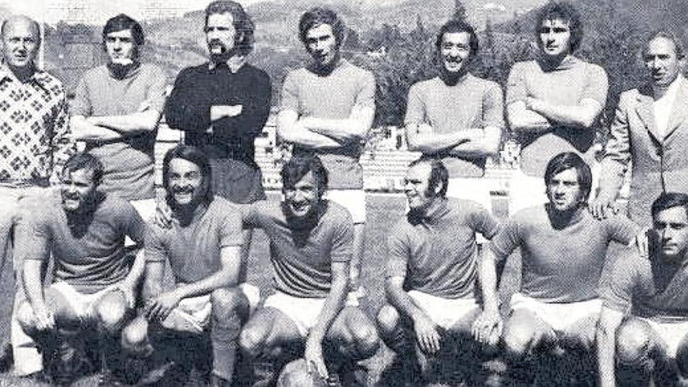 LKuciano Federici, ultimo in basso a sinistra, con la fascia da capitano nella Carrarese 71-72