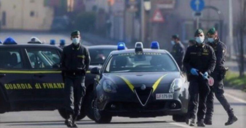 Un posto di blocco della Guardia di Finanza