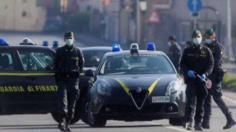 Un posto di blocco della Guardia di Finanza