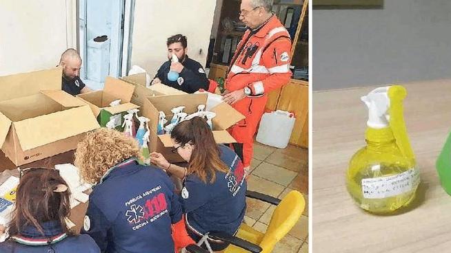I volontari della Pubblica Assistenza di Cecina al lavoro per produtte il liquido igienizzante (a destra)