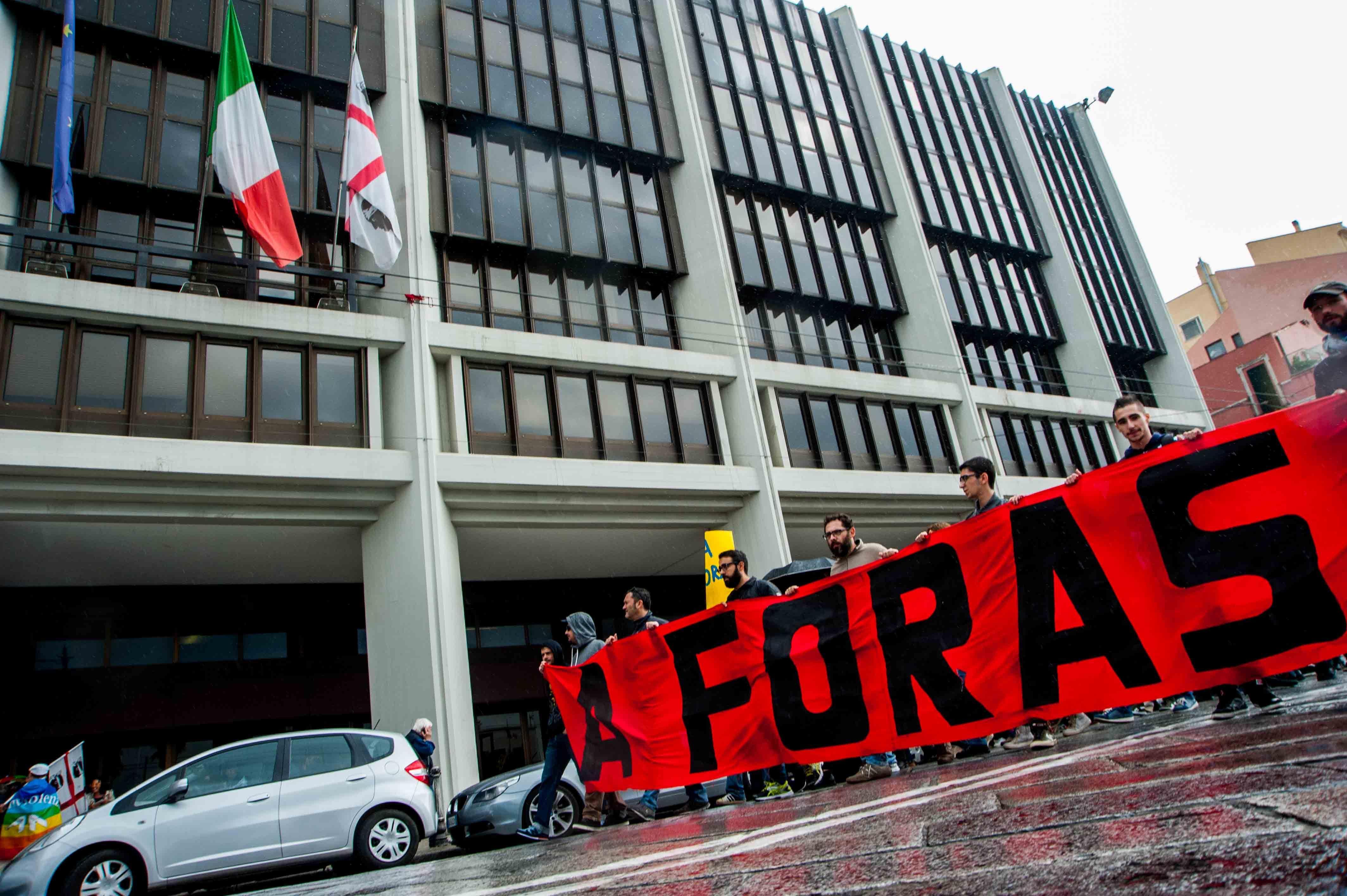 Unamanifestazione di AForas davanti al palazzo del consiglio regionale