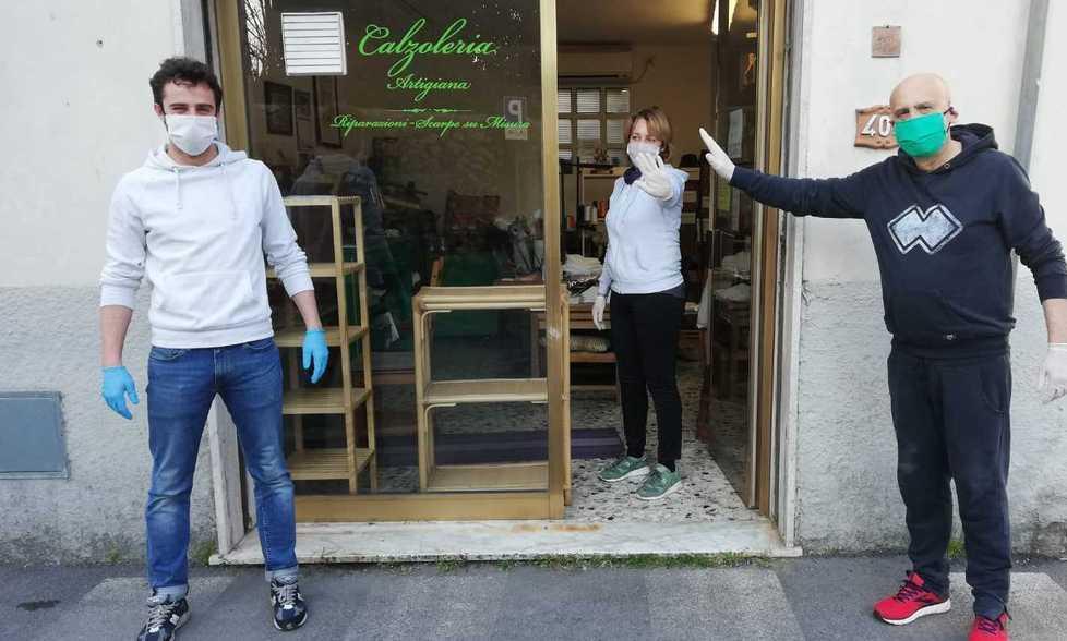 Calzolai cuciono e regalano mascherine ai camaioresi 