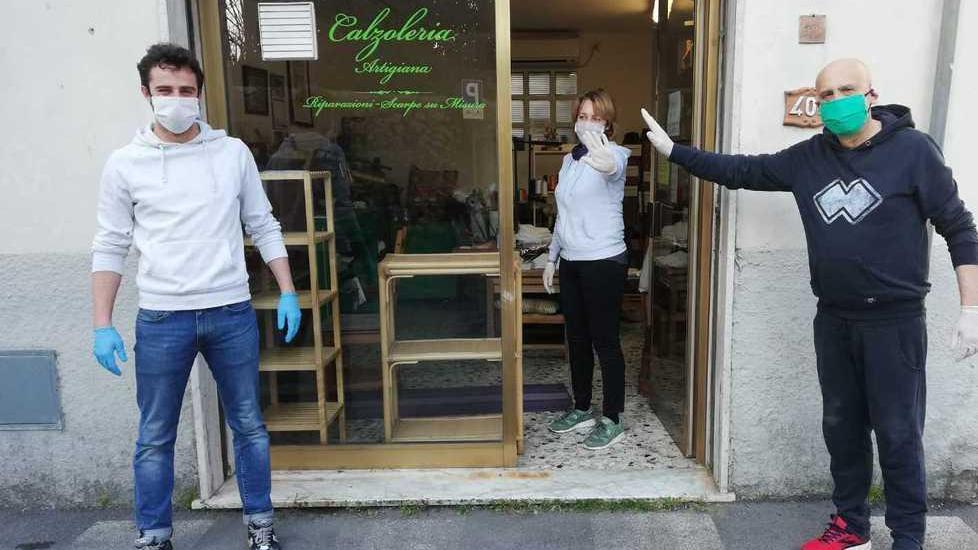 Calzolai cuciono e regalano mascherine ai camaioresi