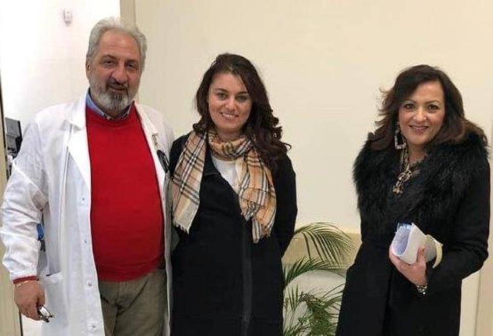 Il dottor Biagio Solito con la moglie, l’assessore Gianna Gambaccini (a destra) e l’europarlamentare della Lega Susanna Ceccardi