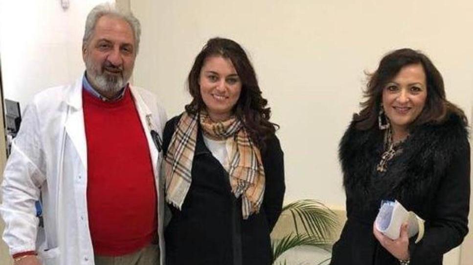 Il dottor Biagio Solito con la moglie, l’assessore Gianna Gambaccini (a destra) e l’europarlamentare della Lega Susanna Ceccardi