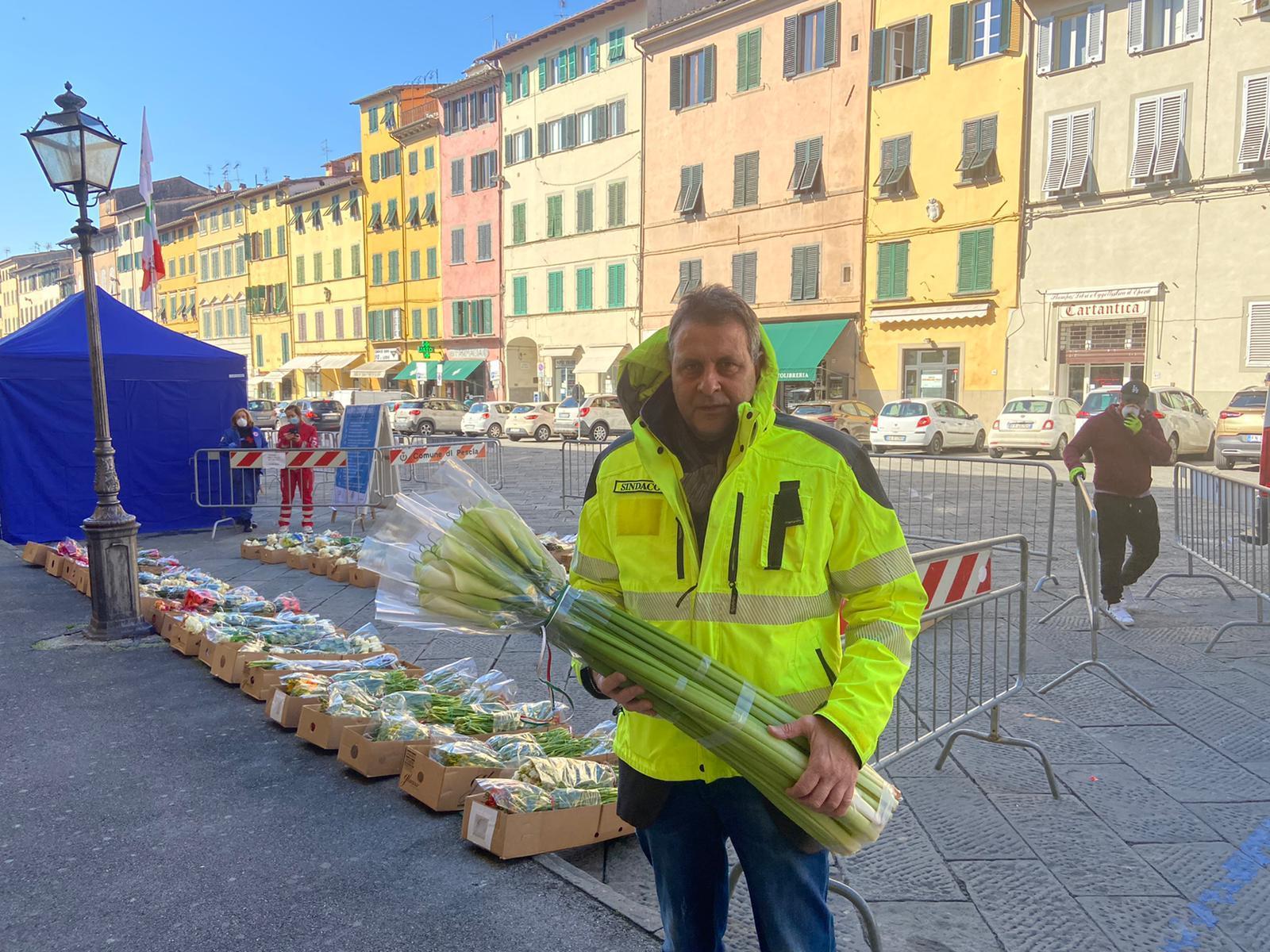 Il sindaco Oreste Giurlani con uno dei mazzi di fiori offerti
