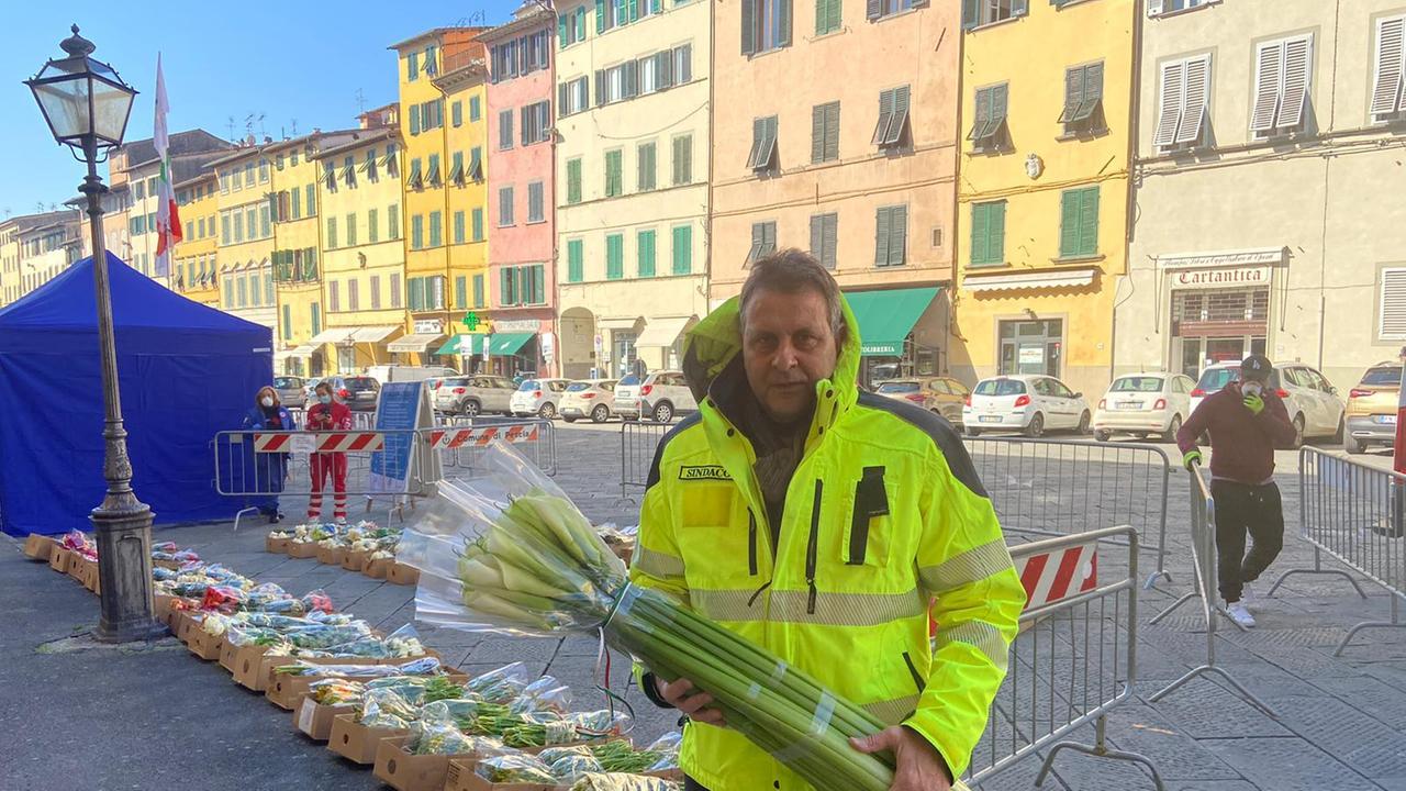 Il sindaco Oreste Giurlani con uno dei mazzi di fiori offerti