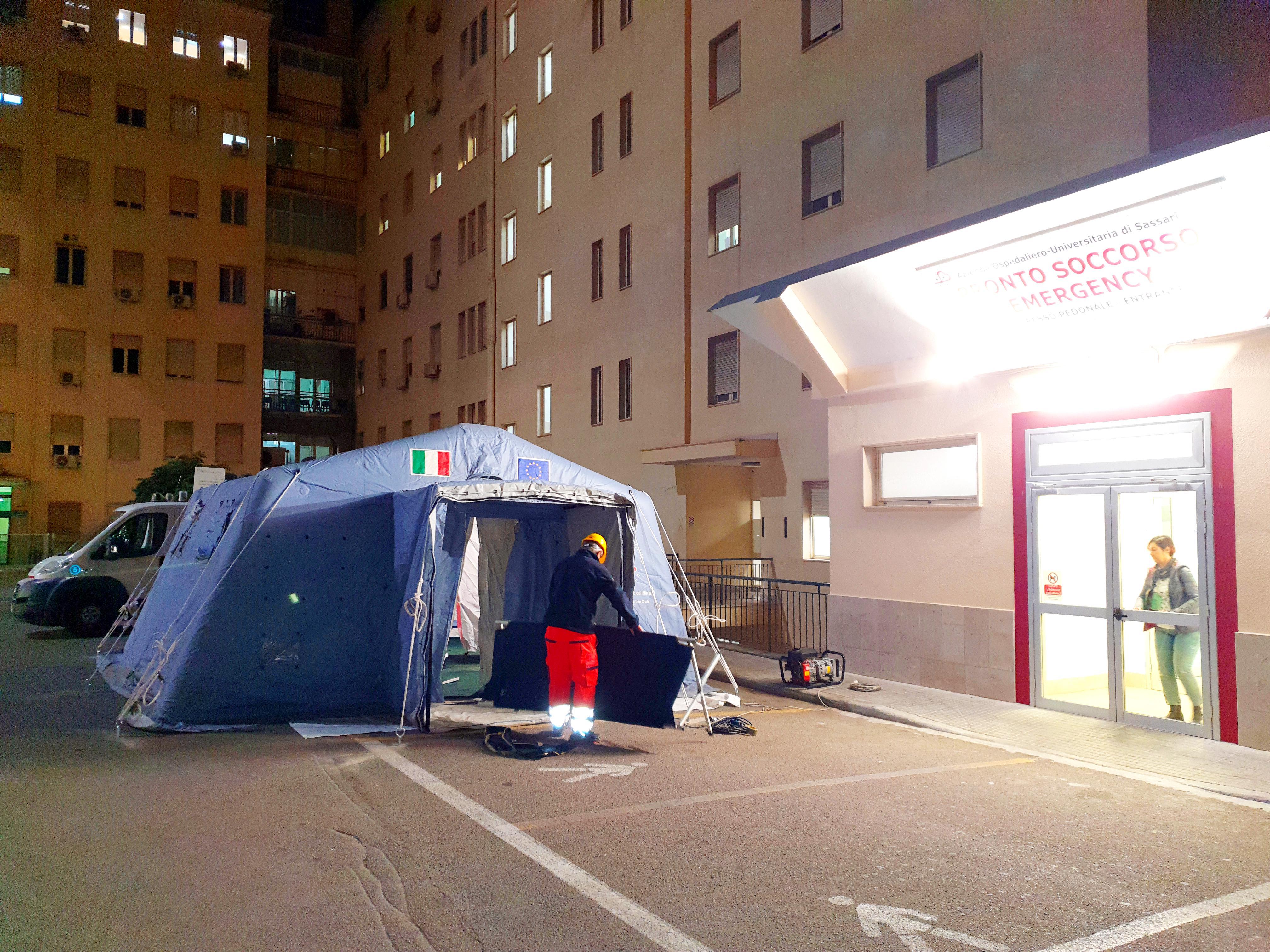 Il pre-triage dell'ospedale Santissima Annunziata di Sassari (foto Ivan Nuvoli)