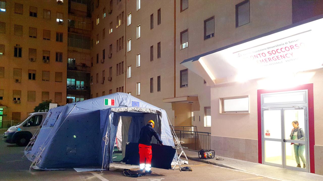 Il pre-triage dell'ospedale Santissima Annunziata di Sassari (foto Ivan Nuvoli)