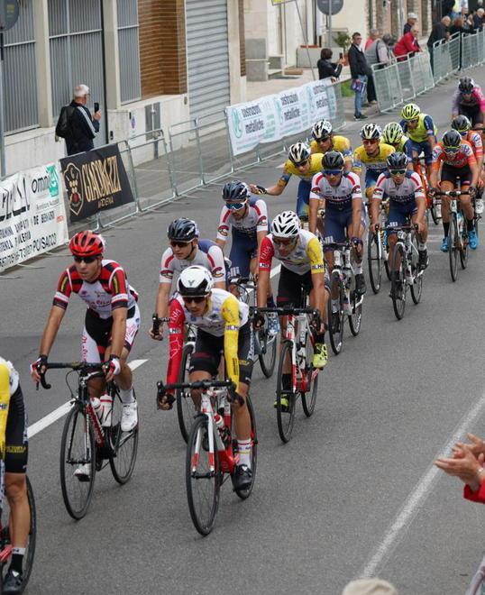 Sedute di bici sui rulli e corsa intorno casa 