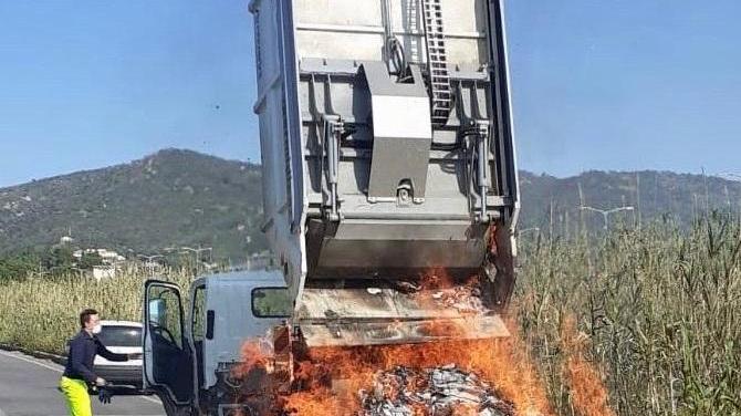 Fiamme sul camioncino della carta di Esa Intervengono i pompieri