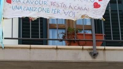 Dalla via si alza il coro per chi è in prima linea «Così scacciamo anche noia e paure»