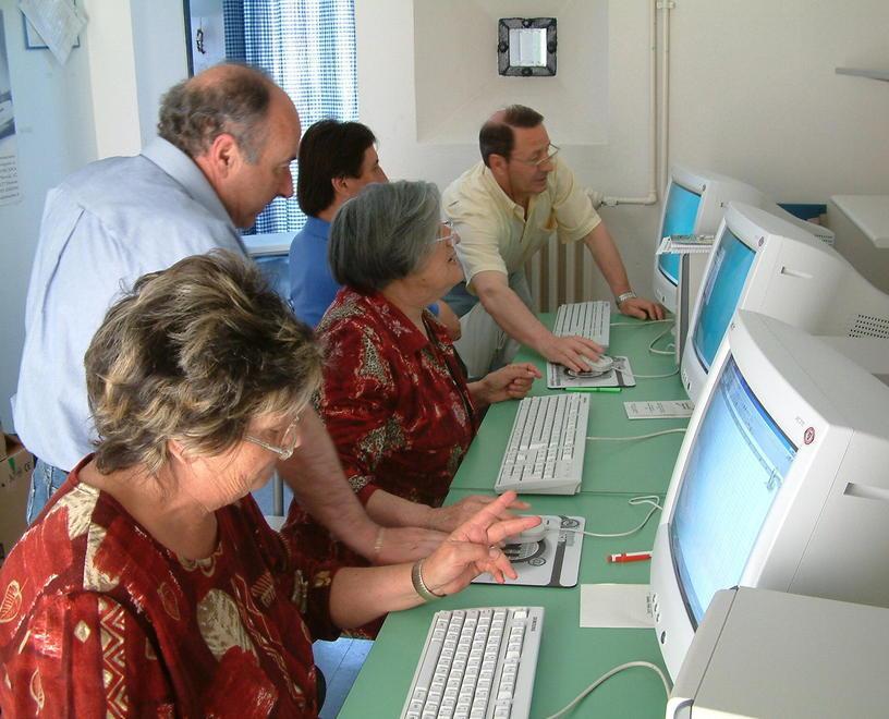 Un corso per utilizzare il computer e navigare sul web (foto archivio)
