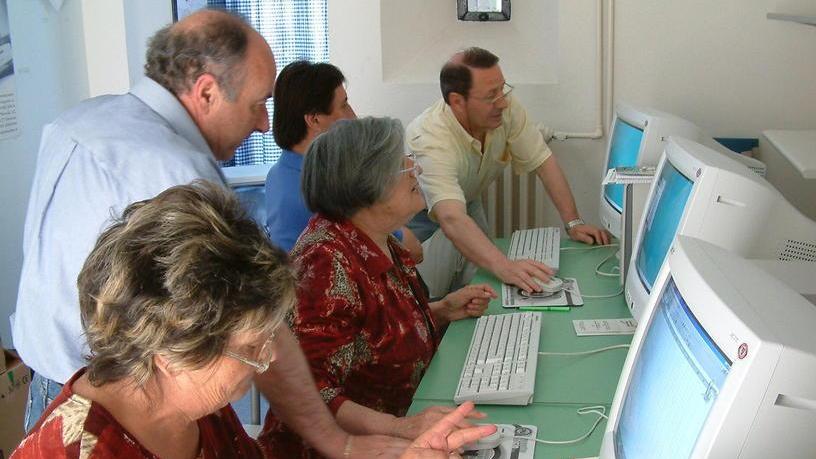 Un corso per utilizzare il computer e navigare sul web (foto archivio)